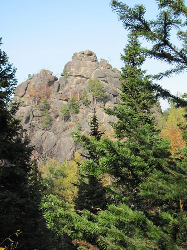 Красноярские столбы: трекинг в сердце Сибири